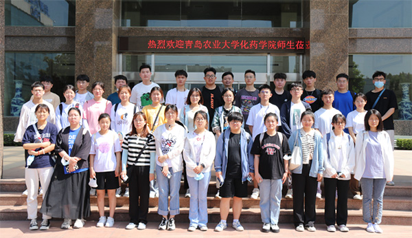 青島農(nóng)業(yè)大學(xué)化藥學(xué)院師生一行來(lái)集團(tuán)參觀學(xué)習(xí)